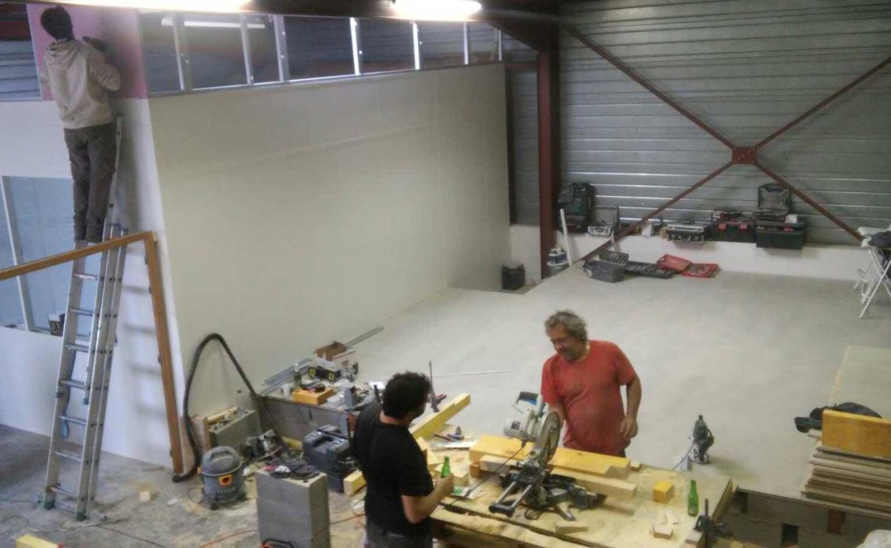 3 hommes travaillent sur le chantier