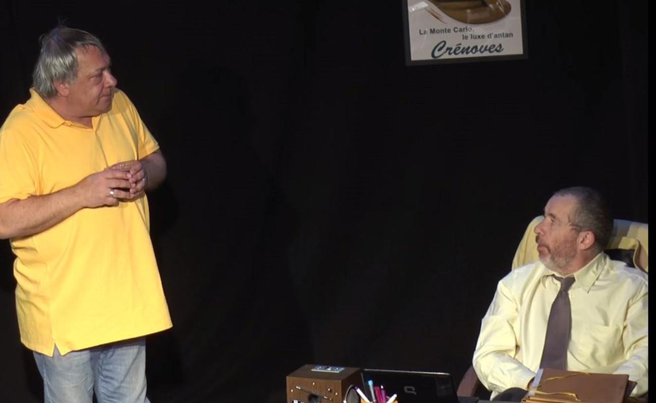 un homme debout en jaune et un homme assis